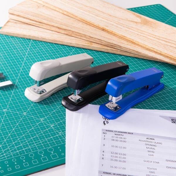 Classic Desktop Stapler